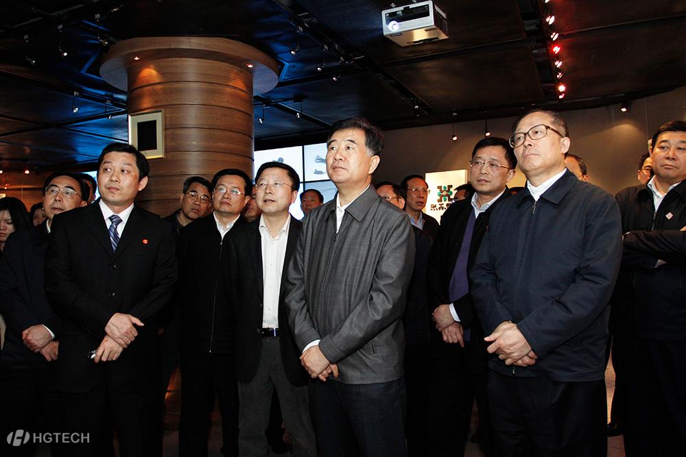 11、2012年(nian)4月9日(ri) 現(xian)任全國(guo)政協主(zhu)席汪洋率團(tuán)考察華工(gong)科(ke)技(ji).jpg